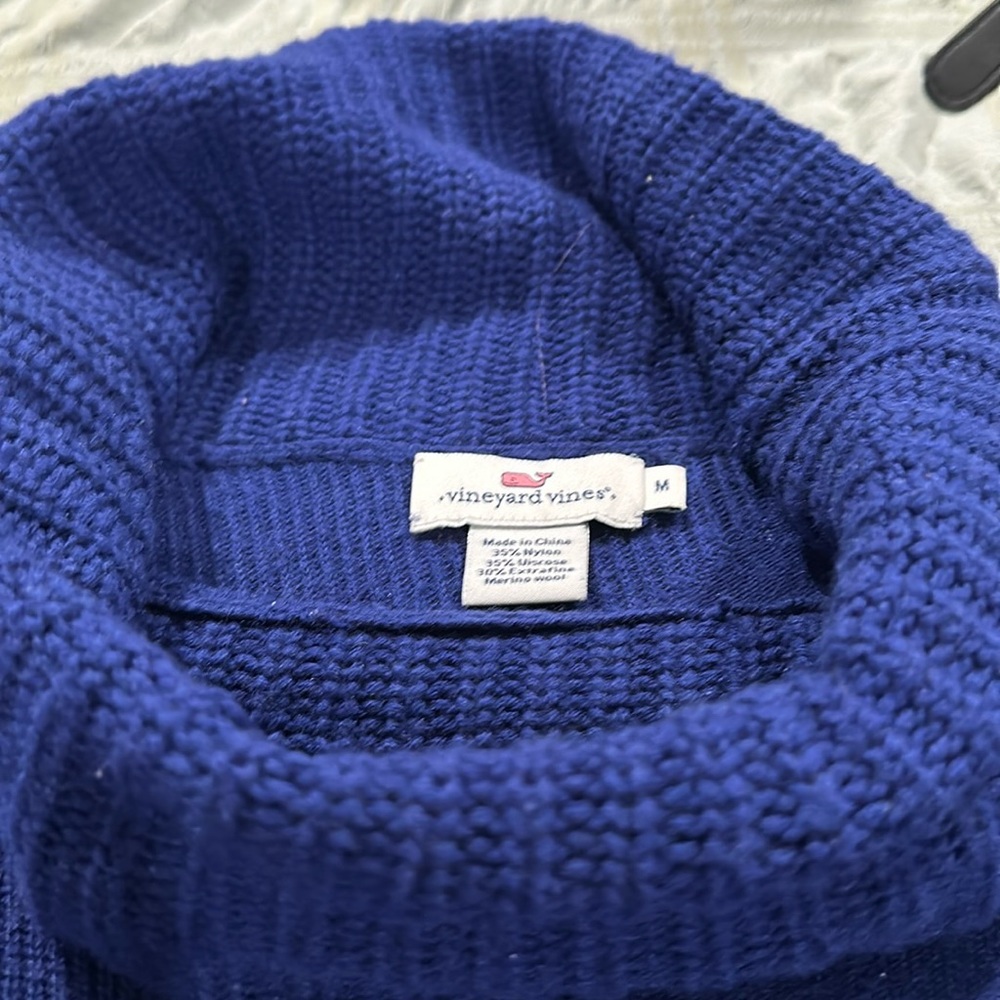 Woman's med vineyard vines blue cowl neck sweater in good condition. worn 5x